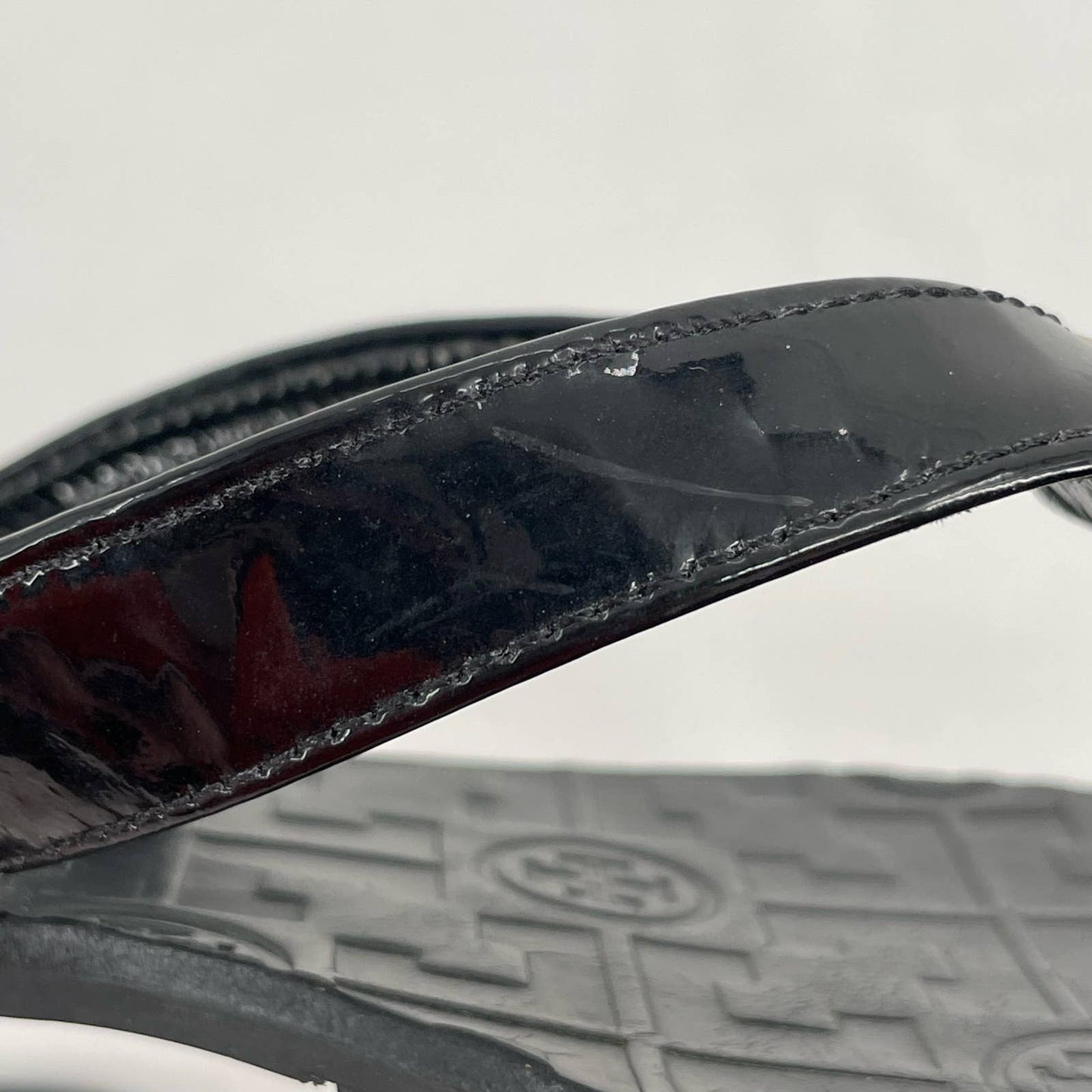 Tory Burch Thora Black Patent Leather Thong Sandals Metal Logo Medallion Size 7
