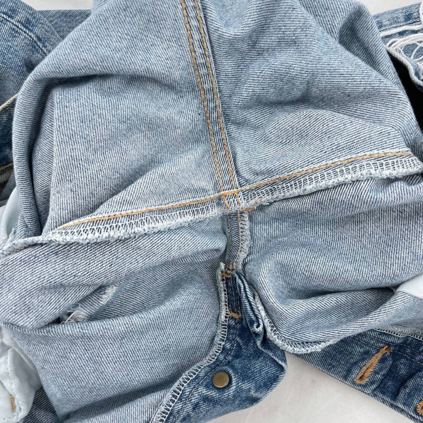 Moussy Vintage Hayden Tapered Thrashed Light Wash Distressed Blue Jeans Size 28