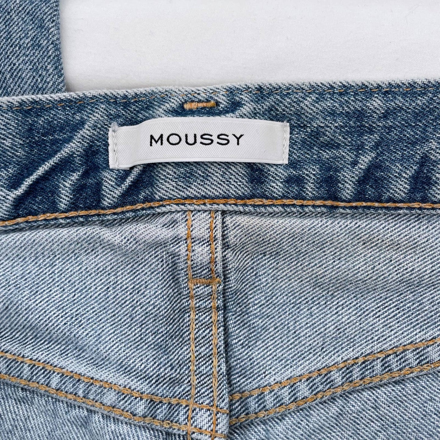 Moussy Vintage Hayden Tapered Thrashed Light Wash Distressed Blue Jeans Size 28