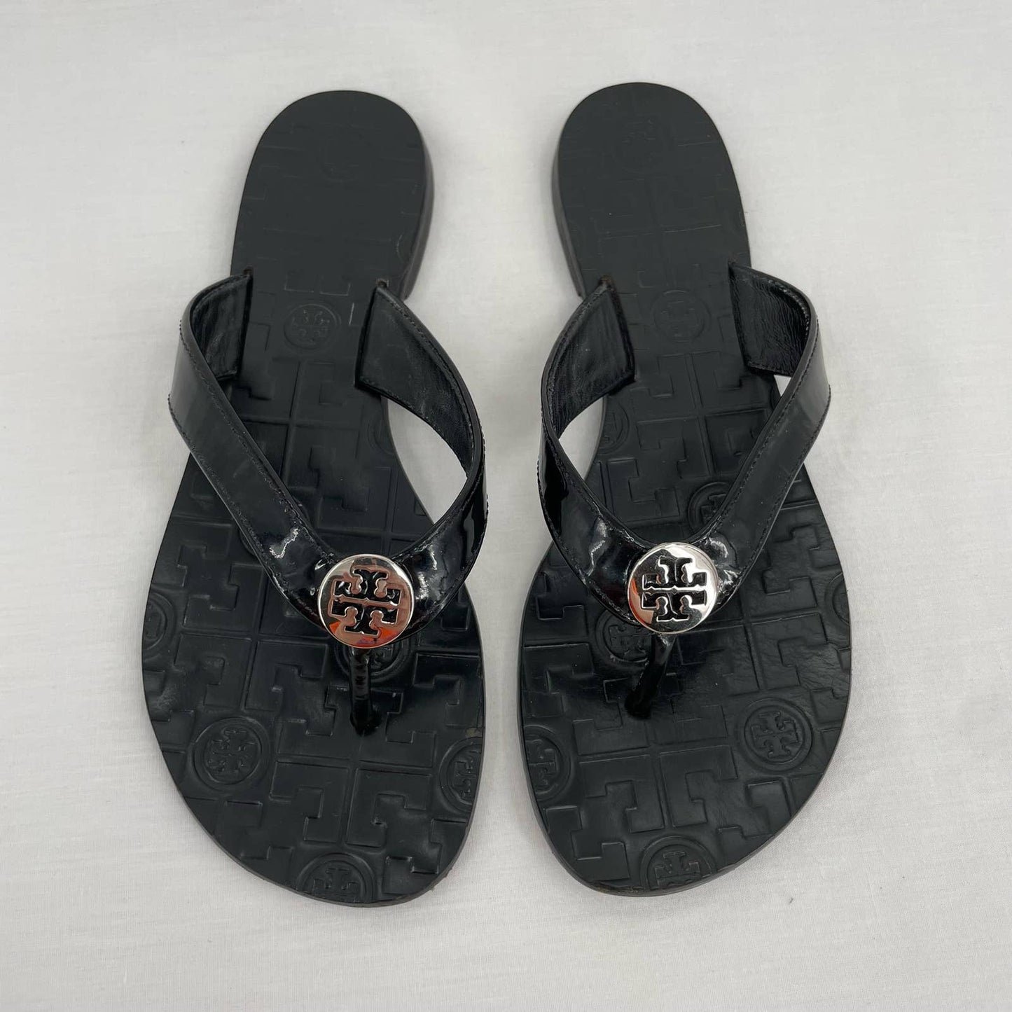 Tory Burch Thora Black Patent Leather Thong Sandals Metal Logo Medallion Size 7