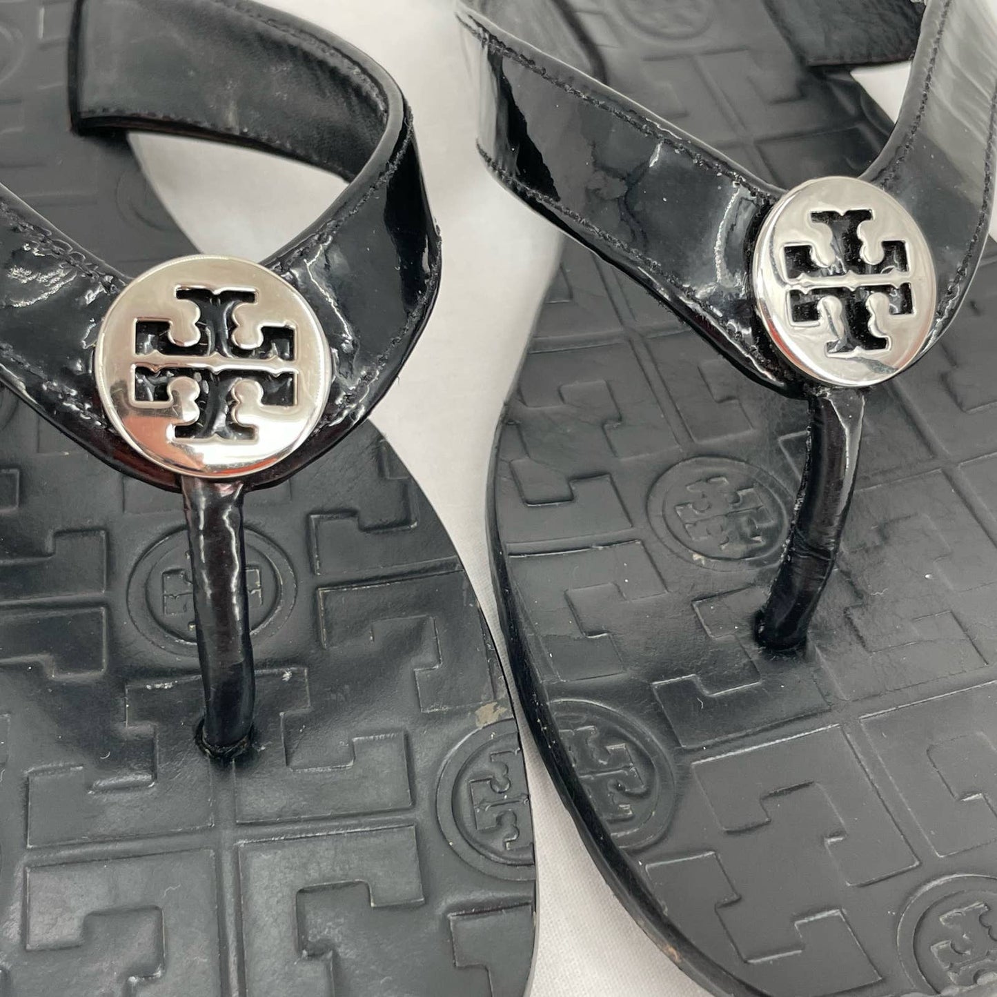 Tory Burch Thora Black Patent Leather Thong Sandals Metal Logo Medallion Size 7