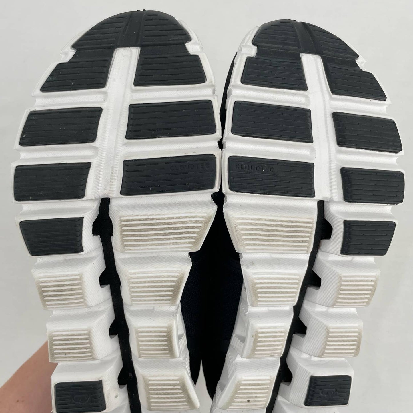 On Running Cloud 5 Black White Running Shoes Athletic Sneakers Slip On Women’s Size 6