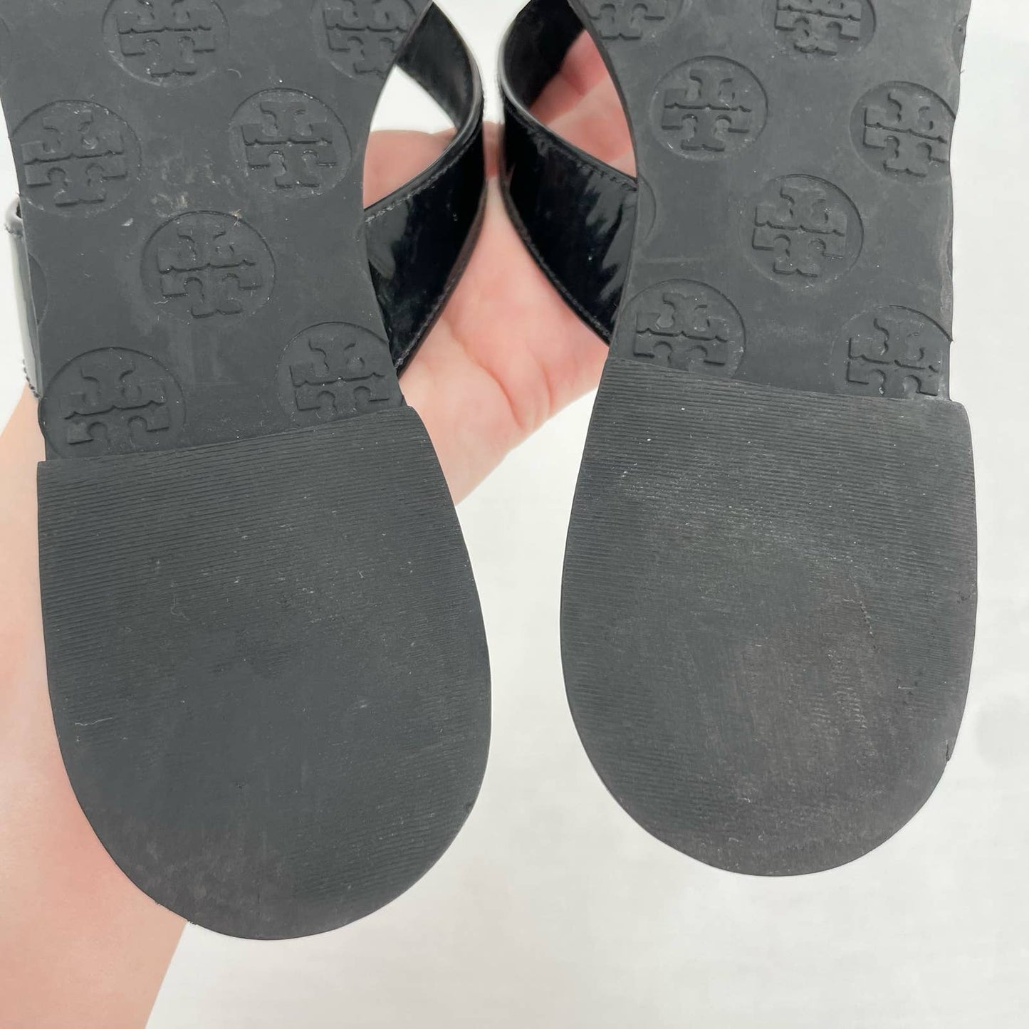 Tory Burch Thora Black Patent Leather Thong Sandals Metal Logo Medallion Size 7