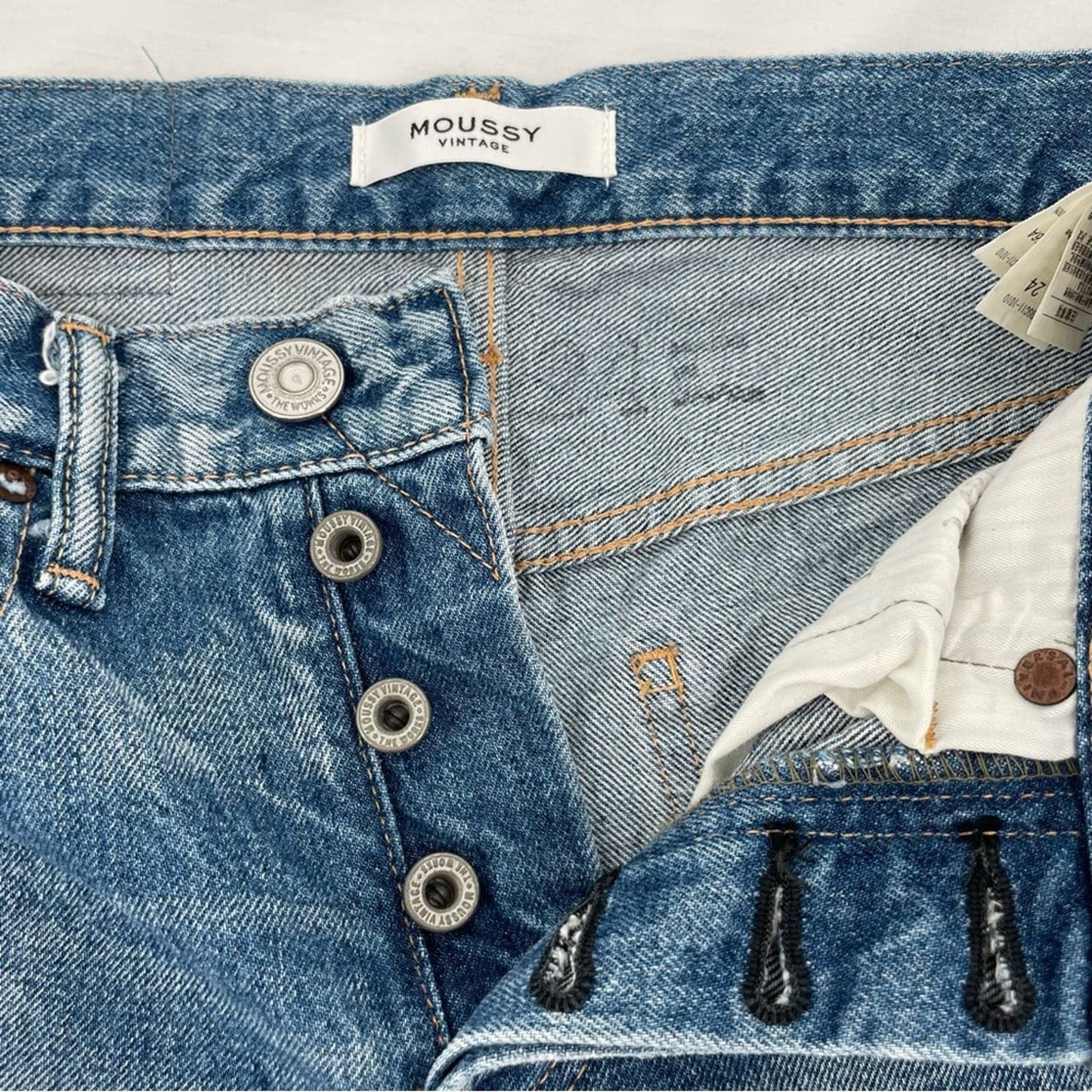 Moussy Vintage Bowie Tapered Straight Leg Light Wash Distressed Blue Jeans Style 025DSC11-1010 Size 24