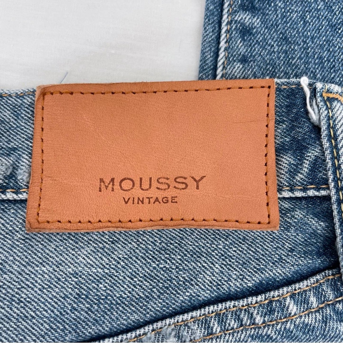 Moussy Vintage Bowie Tapered Straight Leg Light Wash Distressed Blue Jeans Style 025DSC11-1010 Size 24