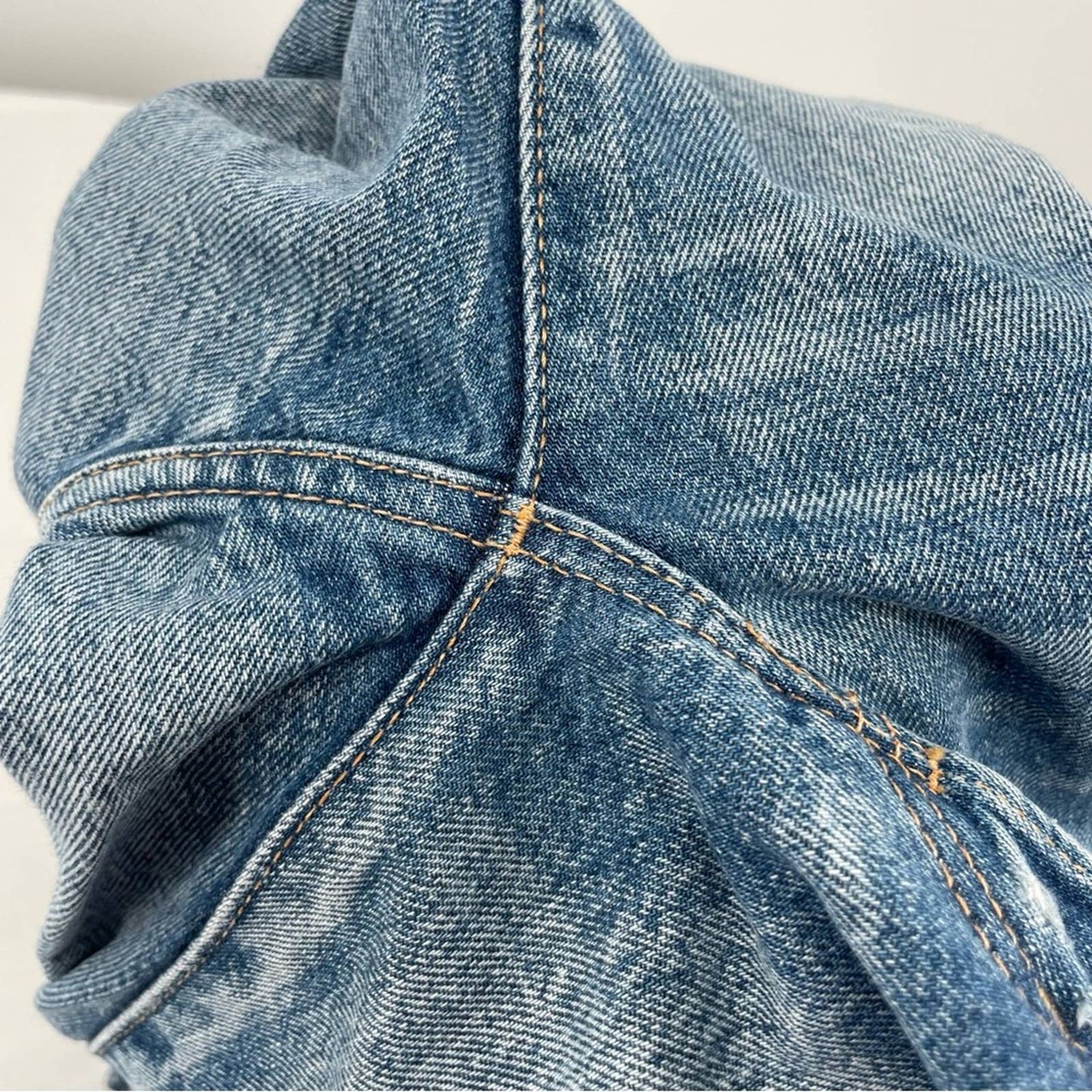 Moussy Vintage Bowie Tapered Straight Leg Light Wash Distressed Blue Jeans Style 025DSC11-1010 Size 24