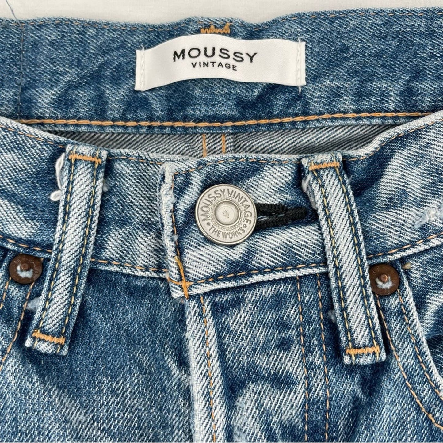 Moussy Vintage Bowie Tapered Straight Leg Light Wash Distressed Blue Jeans Style 025DSC11-1010 Size 24
