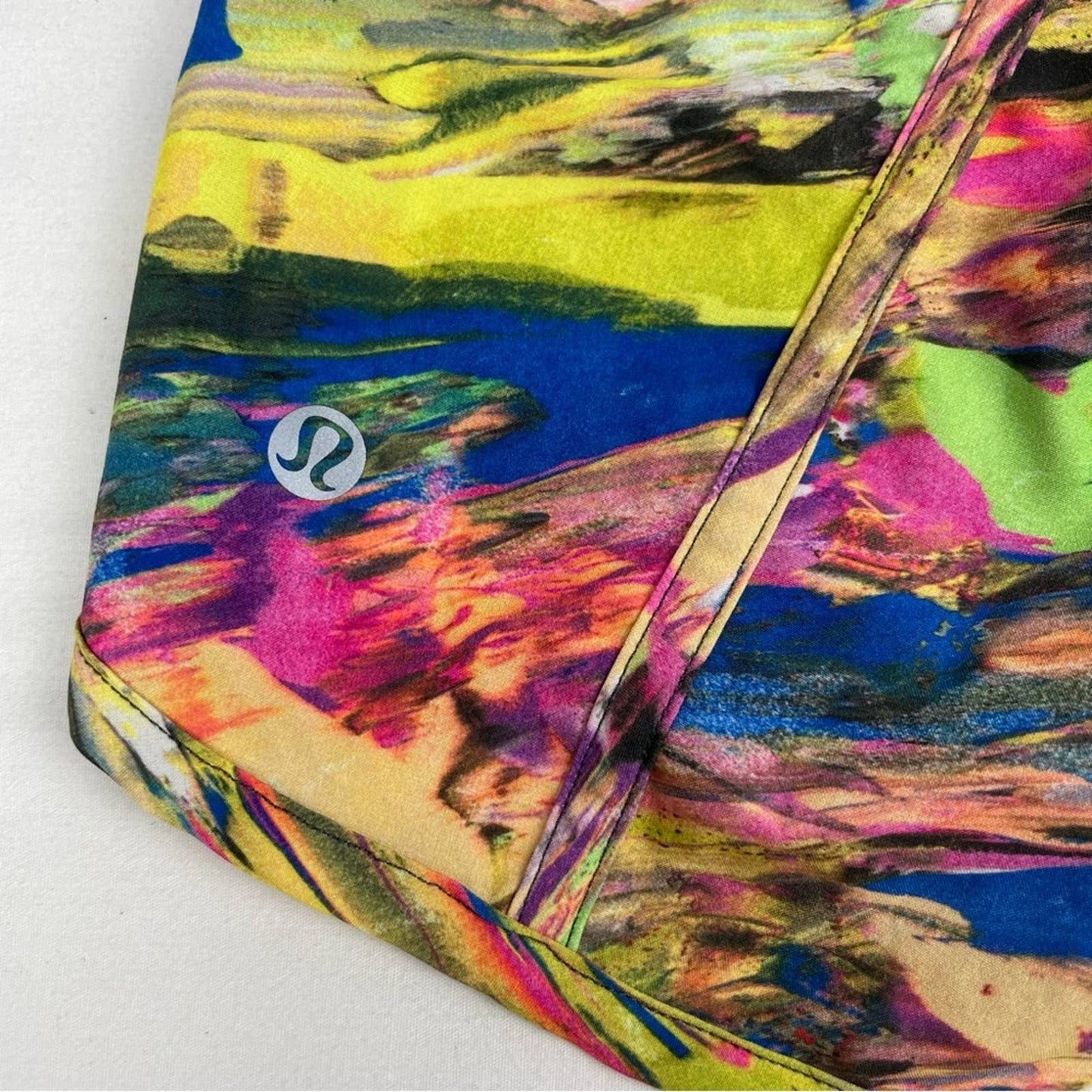 Lululemon Tracker Shorts V 4" Catalyst Multi Electric Abstract 90s Y2K Style Size 6