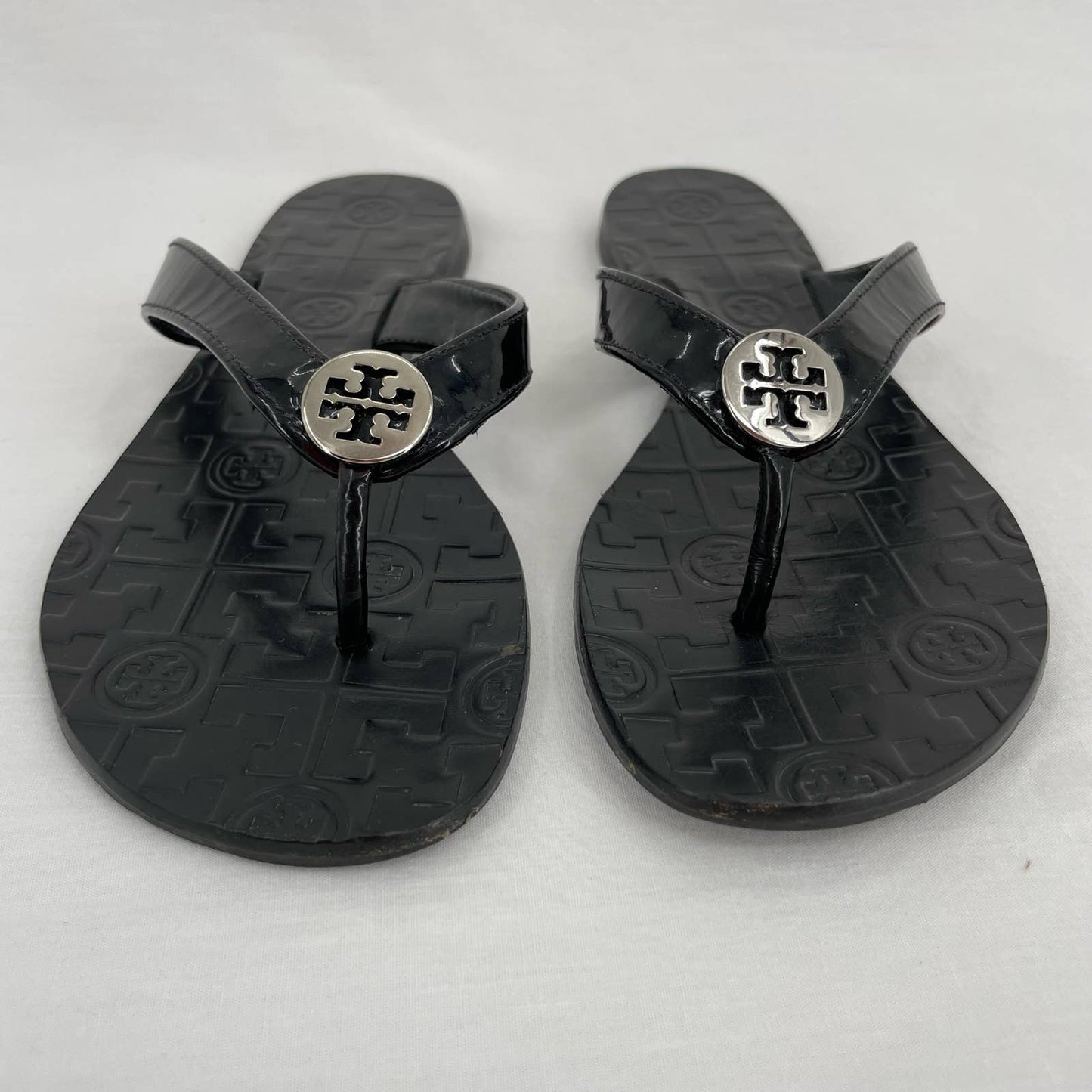 Tory Burch Thora Black Patent Leather Thong Sandals Metal Logo Medallion Size 7