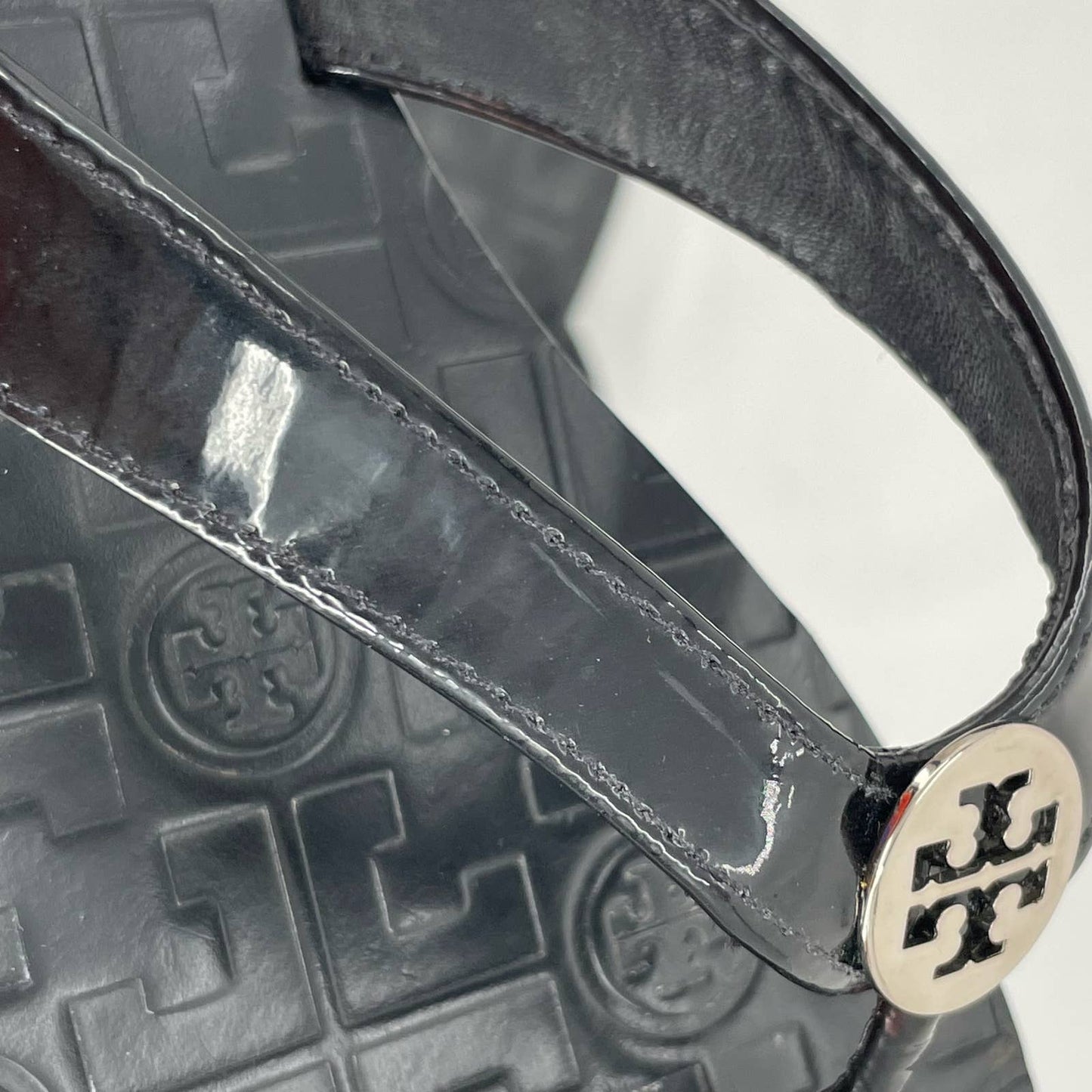 Tory Burch Thora Black Patent Leather Thong Sandals Metal Logo Medallion Size 7