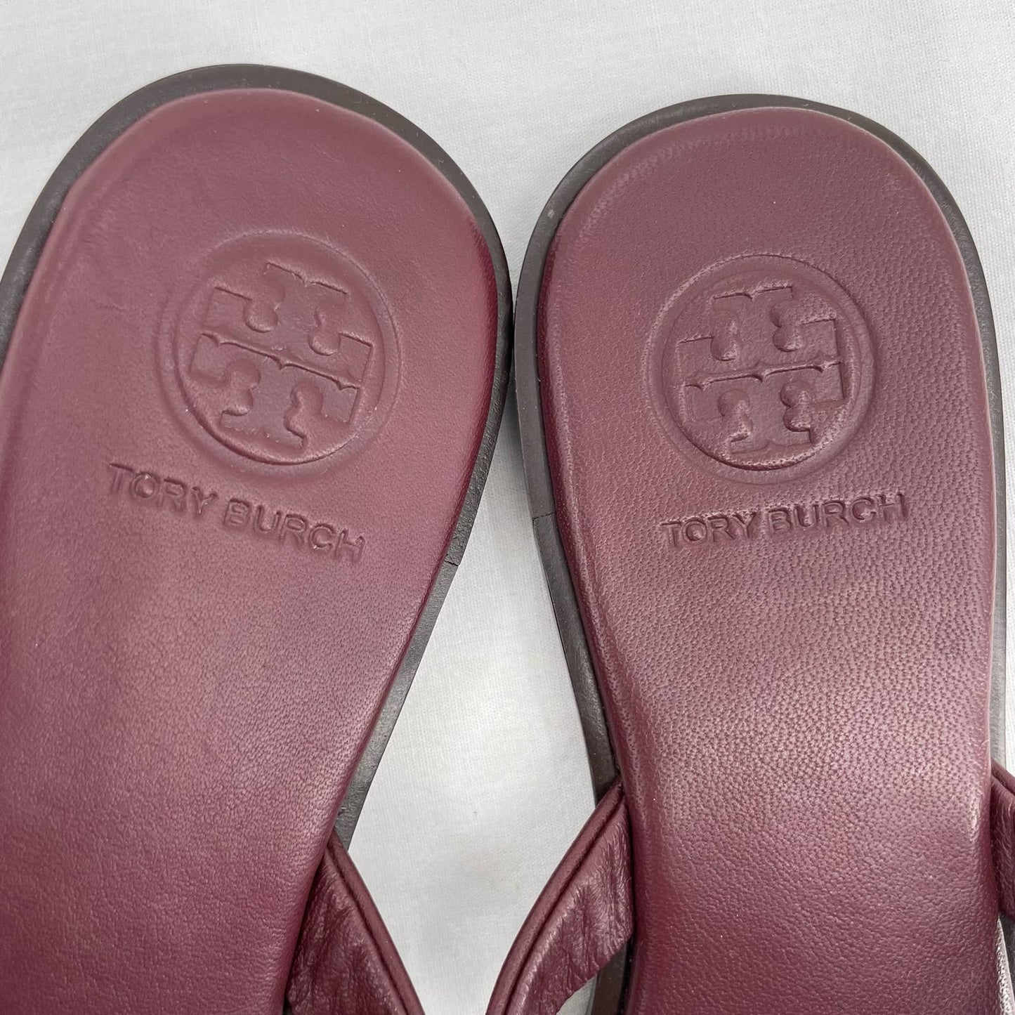 Tory Burch Benton Thong Sandals New Claret Wine Burgundy Logo Medallion Size 7