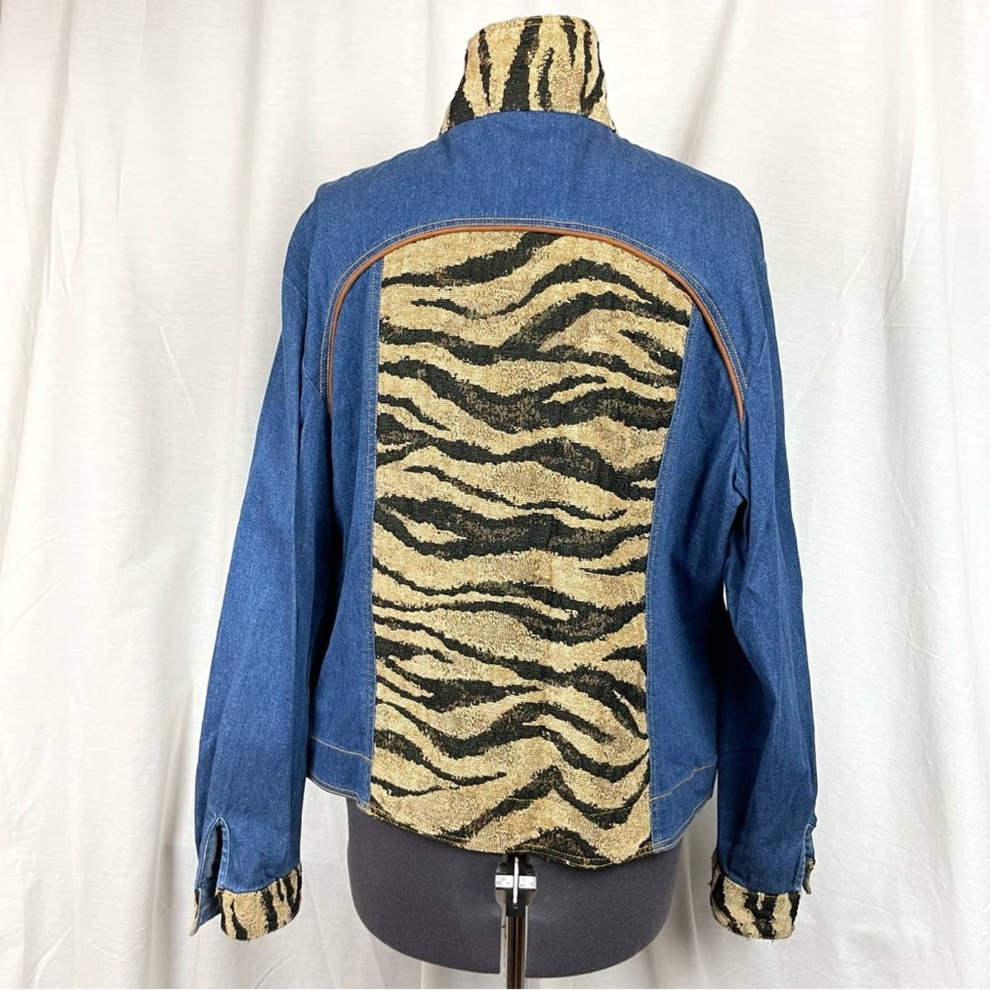 Vintage Erin London Zebra Tiger Tapestry Chambray Denim Button Shacket Jacket Size L